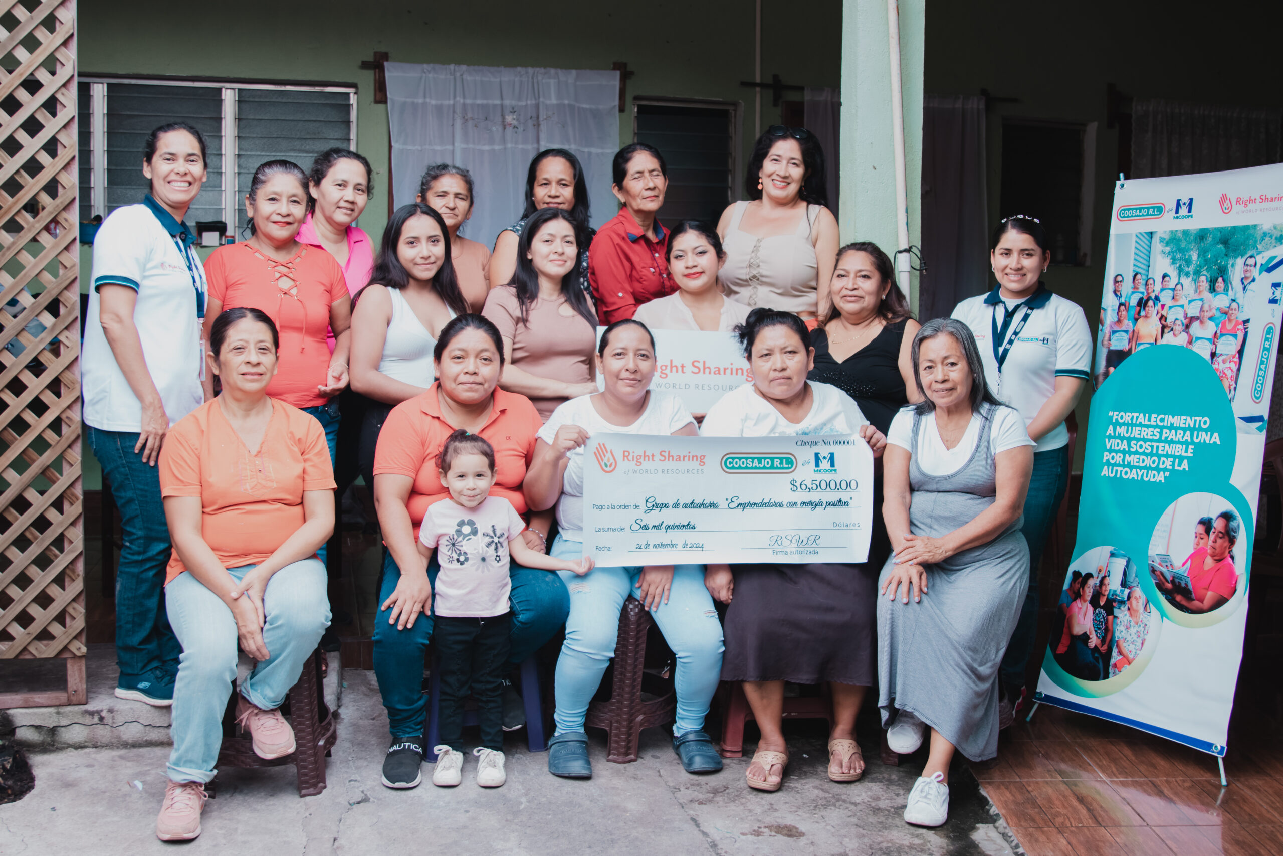 The members of Women Entrepreneurs with Positive Energy in Barrio La Democracia, Chiquimula, Guatemala receive a grant.
